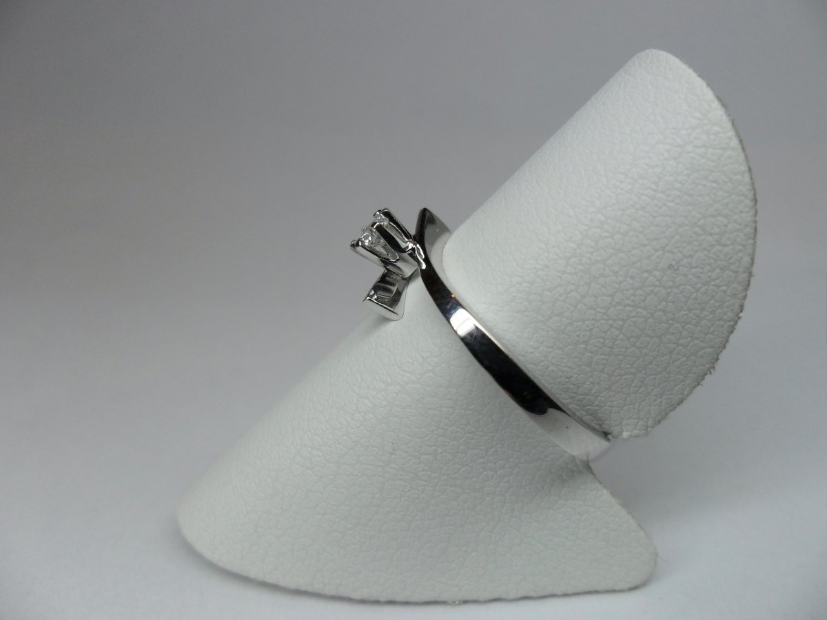 Twisted solitaire ring